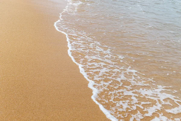 Ola suave blanca en la playa de arena — Foto de Stock