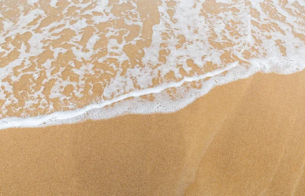 Ola suave blanca en la playa de arena — Foto de Stock