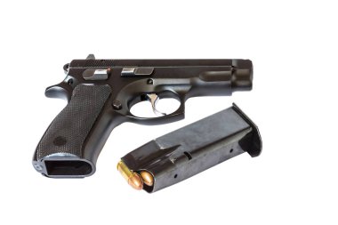 otomatik tabanca tabanca ve beyaz arka plan üzerinde izole dergisi