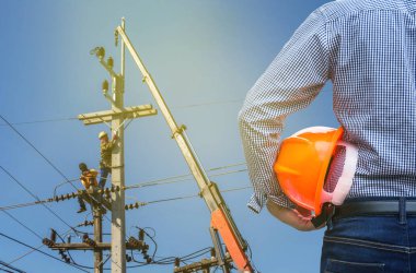 Elektrik elektrikçi elektrik kutubun vinç çalışma ile kask tutan mühendisi 
