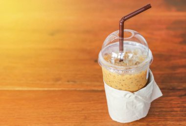 Plastik kap içinde saman ile soğuk kahve 