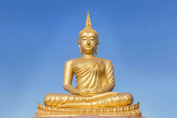 Große goldene Buddha-Statue sitzt auf blauem Himmel Hintergrund — Stockfoto