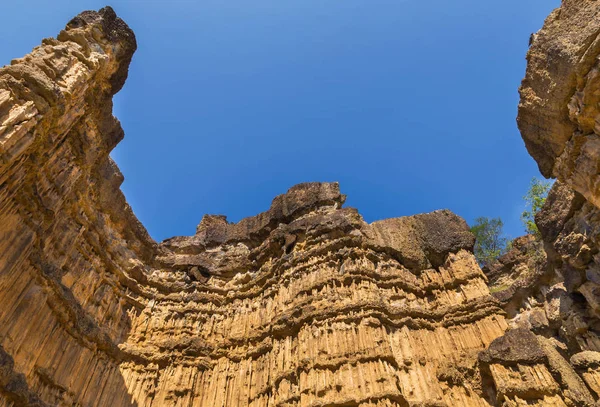 Weergave van Pha Chau canyon in Thailand op blauwe hemelachtergrond — Stockfoto