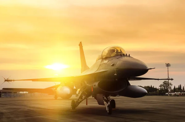 F16 jato de caça falcão avião militar estacionado no pôr do sol — Fotografia de Stock