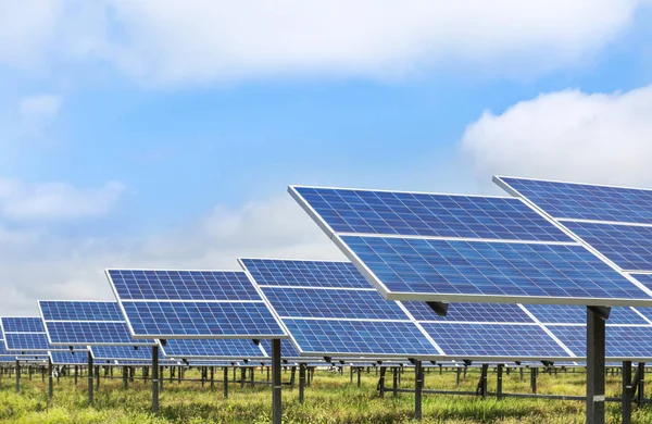 Солнечные батареи в солнечной электростанции — стоковое фото