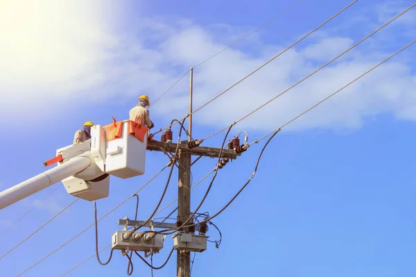 Tel kova hidrolik kaldırma platformu ile güç hattının tamir elektrikçiler