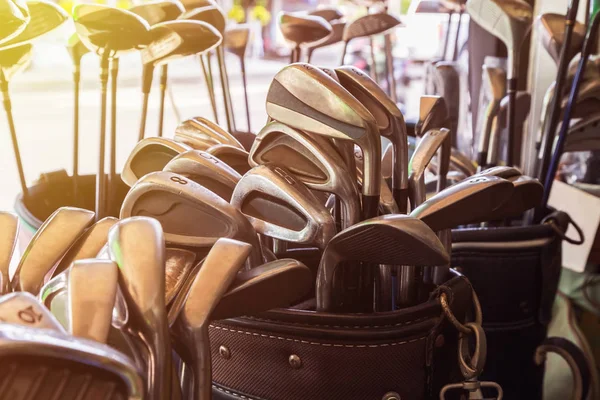 Много металлических клюшек для гольфа в кожаном багаже — стоковое фото