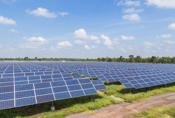 Solar panels in solar power station — Stock Photo, Image