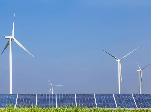 Panele słoneczne i turbiny wiatrowe w elektrowni — Zdjęcie stockowe
