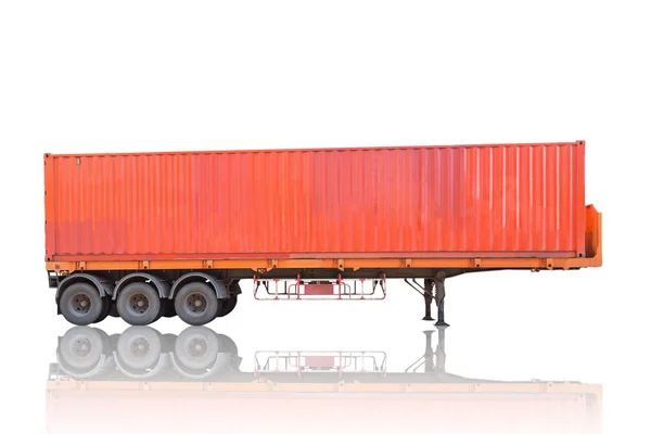 La pile de conteneurs orange sur le camion de remorque de fret isolent le fond blanc — Photo
