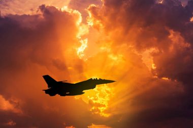  günbatımı üzerinde uçan siluet jet avcı uçağı 