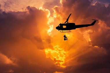 rappelling siluet asker askeri misyon counter Terörizm eğitimi Sunset'teki ile helikopterden aşağı in 