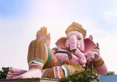 büyük pembe ganesha heykel ganesha park Tapınağı nakhon nayok il Tayland.