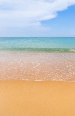 Beyaz yumuşak dalga üzerinde boş tropikal plaj 