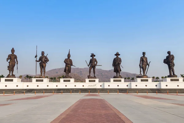 Vista de sete reis tailandeses estátuas de monumento de bronze em pé no parque público Ratchapakdi Tailândia . — Fotografia de Stock