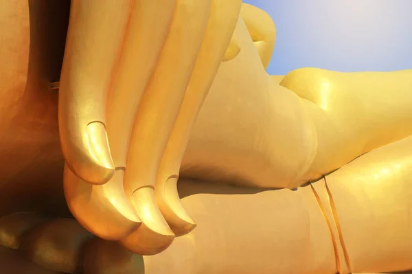 Gran mano y dedos de las estatuas de buda dorada más grandes en el templo tailandés — Foto de Stock