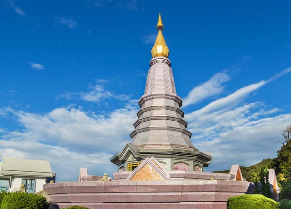 Naphapholphumisiri pagoda na vrchol parku doi inthanon v Chiangmai, Thajsko — Stock fotografie