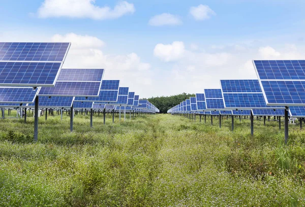 Солнечные батареи альтернативная энергия от солнца — стоковое фото