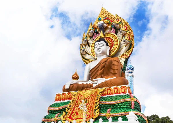 Gran estatua de buddha sentado en el templo tailandés público — Foto de Stock