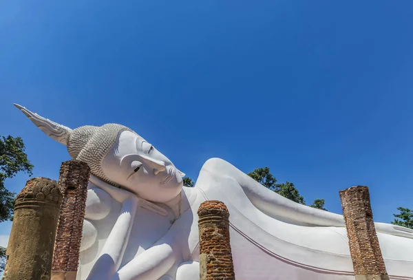 Gran estatua de buda reclinable blanca en el templo tailandés — Foto de Stock