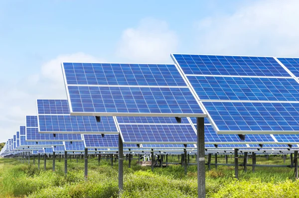 Sel surya alternatif energi terbarukan dari alam — Stok Foto