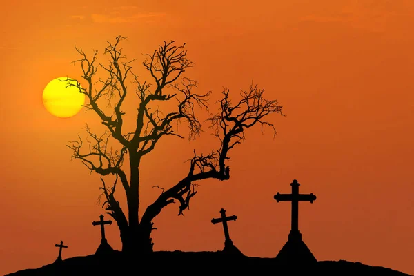 Silhueta assustadora árvore morta e silhueta assustadora cruza no cemitério místico com grande lua cheia — Fotografia de Stock