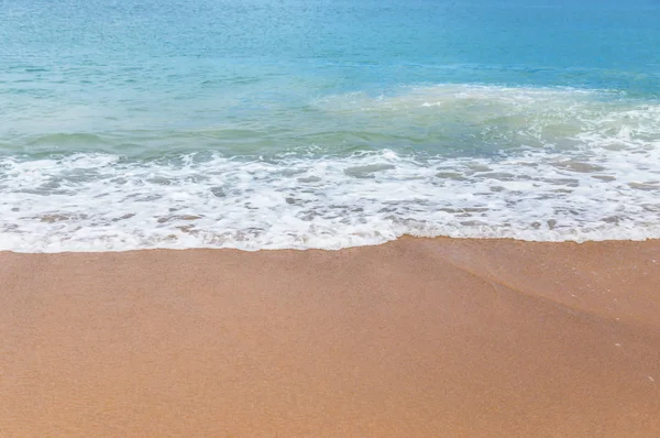 Hermosa ola blanca suave en la playa tropical vacía — Foto de Stock