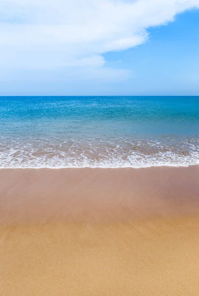 빈 열 대 해변과 푸른 바다에 아름 다운 흰색 부드러운 웨이브 — 스톡 사진