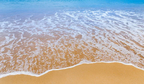 Ola suave blanca en la playa tropical vacía — Foto de Stock