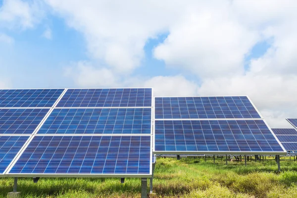 Paneles solares en la central eléctrica — Foto de Stock