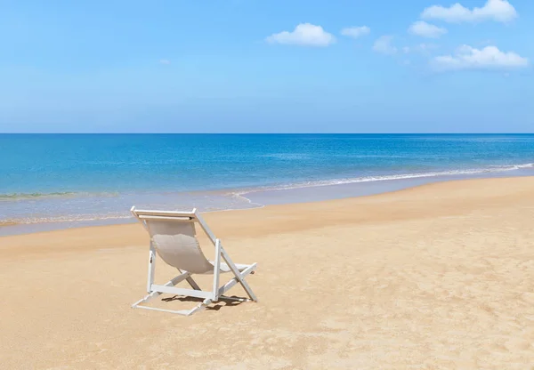 Pusty biały drewniany leżak na tropikalnej plaży — Zdjęcie stockowe