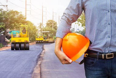 yol inşaat alanında güvenlik kask tutan mühendisi