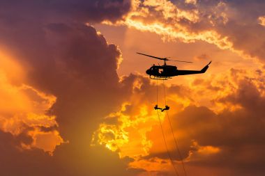 rappelling siluet asker görev counter Terörizm eğitimi Sunset'teki ile helikopterden aşağı in 