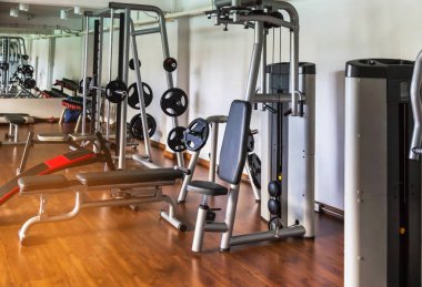 fitness merkezi salonunda sağlık egzersiz donanımları