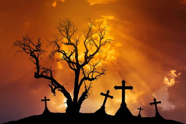 可怕的剪影死树和幽灵般的身影穿过在神秘墓地 — 图库照片