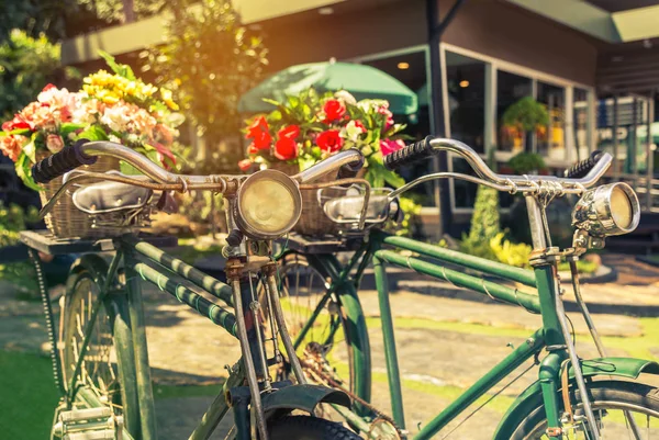 Bliska rower vintage bukiet kwiaty w koszyku — Zdjęcie stockowe