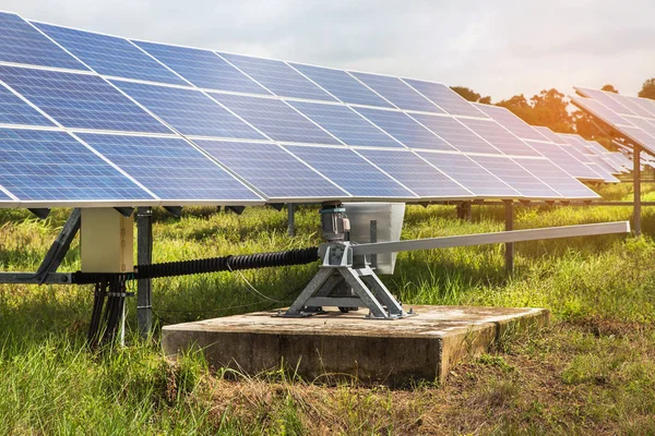 Energía alternativa de las células solares del sol —  Fotos de Stock