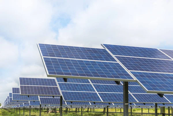 Paneles solares energía renovable alternativa del sol — Foto de Stock
