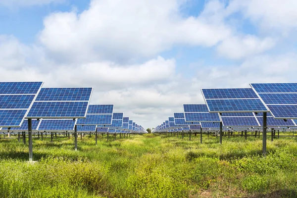 Солнечные батареи альтернативные возобновляемые источники энергии от солнца — стоковое фото