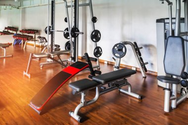  modern bir fitness merkezi salonunda sağlık egzersiz donanımları