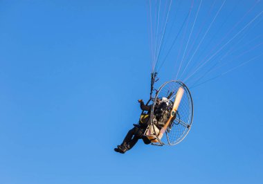 Dikiz paraglider'ile de mavi gökyüzü arka plan üzerinde uçan