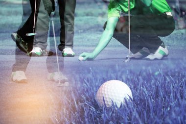 Çift pozlama golfçü işaretlemek onun pozisyonu top ve golf topu kaba çim yeşil koyarak golfçü 