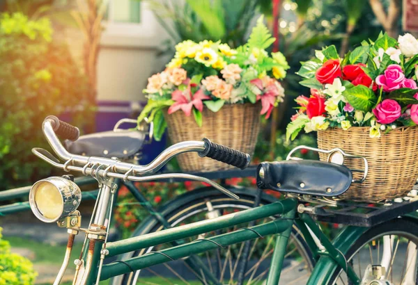 Close up bicicleta vintage com flores de buquê em cesta — Fotografia de Stock