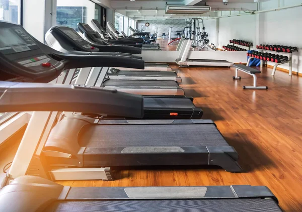 Treadmills equipamentos exercício físico no centro de fitness — Fotografia de Stock