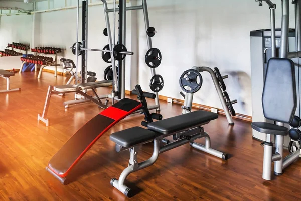 Equipamentos de ginástica na moderna sala de fitness center — Fotografia de Stock