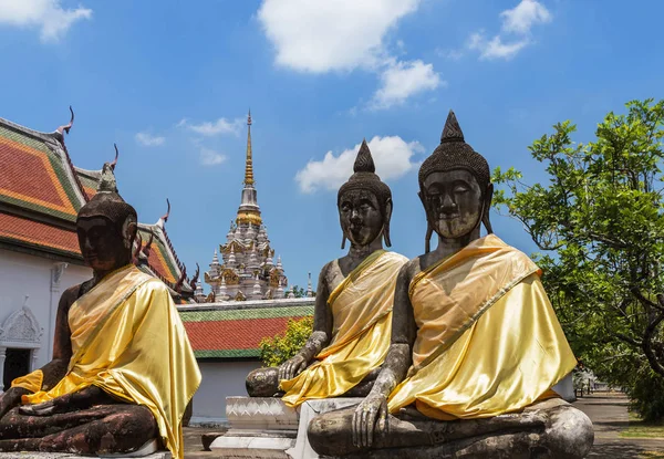Estatuas de buda antigua en Wat Phra Borommathat Chaiya Ratchaworawihan Tailandia — Foto de Stock