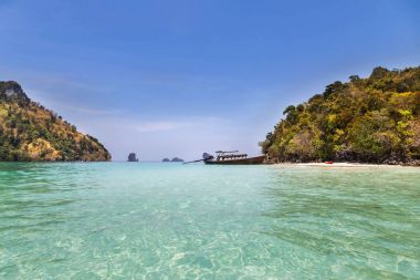      andaman Denizi Krabi, Tayland, Thailand, küçük kireçtaşı adalar arasında sahilde demirleme longtail tekneler 