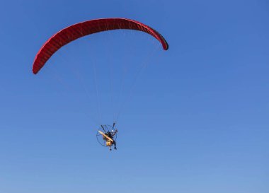  Mavi gökyüzü arka plan üzerinde uçan'de