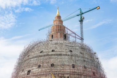 büyük pagoda stupa yapım aşamasında Tay tapınak Vinçli yapısını