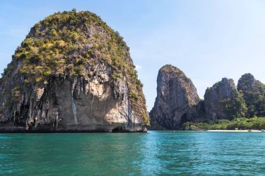 büyük kireçtaşı görünümünü tropik sahilde andaman Denizi, krabi, Tayland thailand.